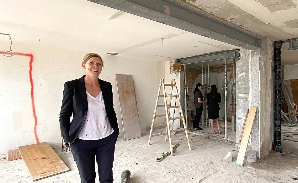 Julia Hipp auf einer Baustelle im Rohbau